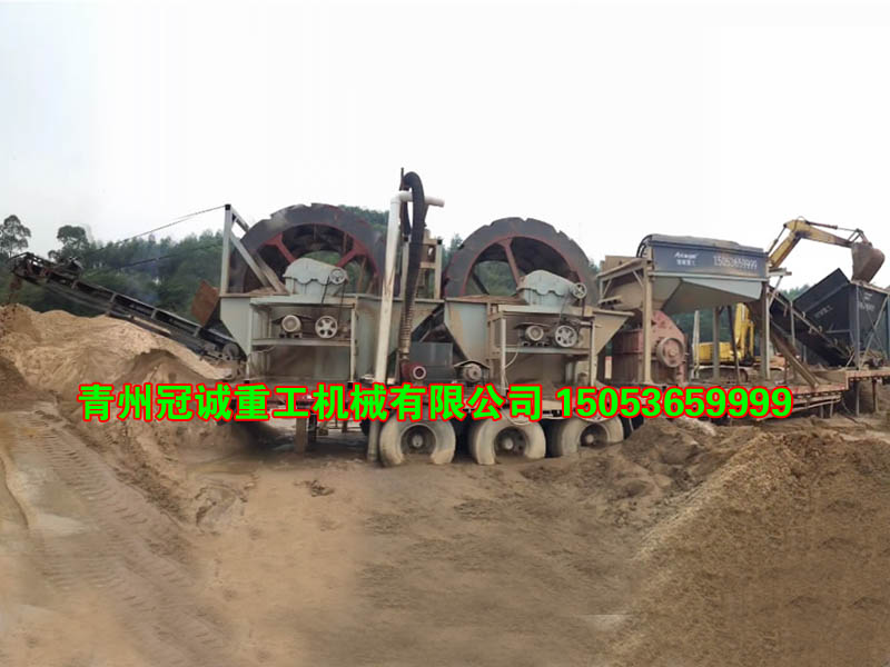 2018新款移動(dòng)式破碎制砂洗沙生產(chǎn)線(xiàn)現(xiàn)場(chǎng)